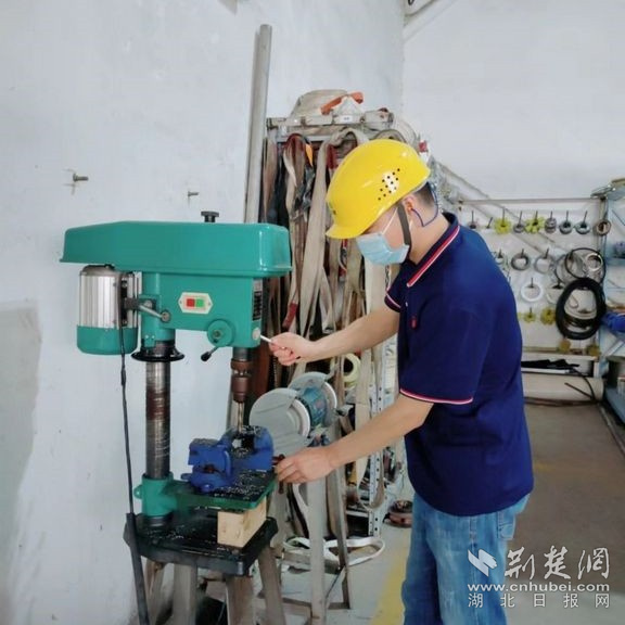 中順潔柔湖北公司鉗工操作。通訊員供圖.jpg