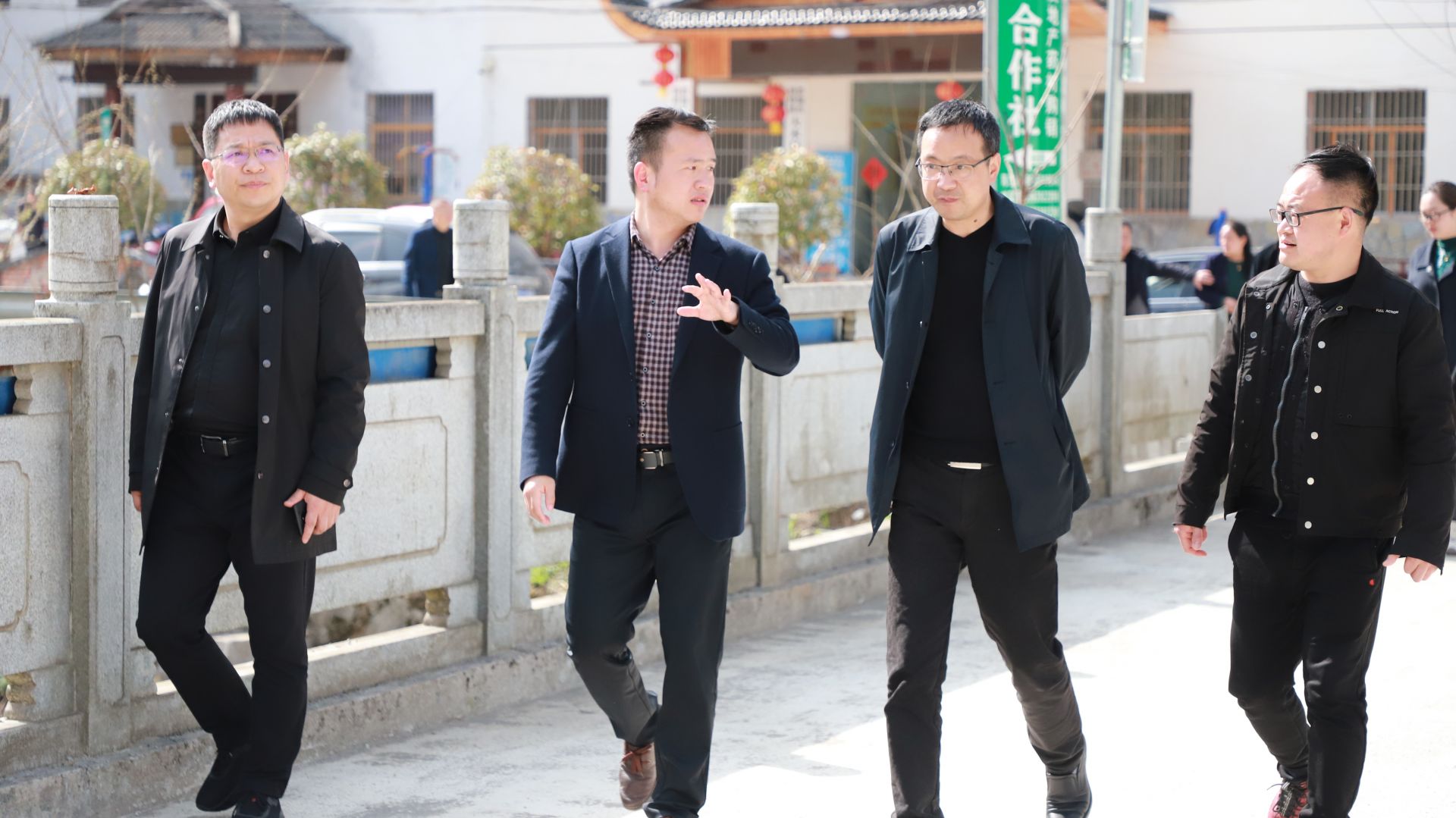 3月18日  市教育局黨組書記、局長(zhǎng)甘志明 在市教育局駐村幫扶村板橋鎮(zhèn)大木村研討人居環(huán)境治理.JPG.JPG