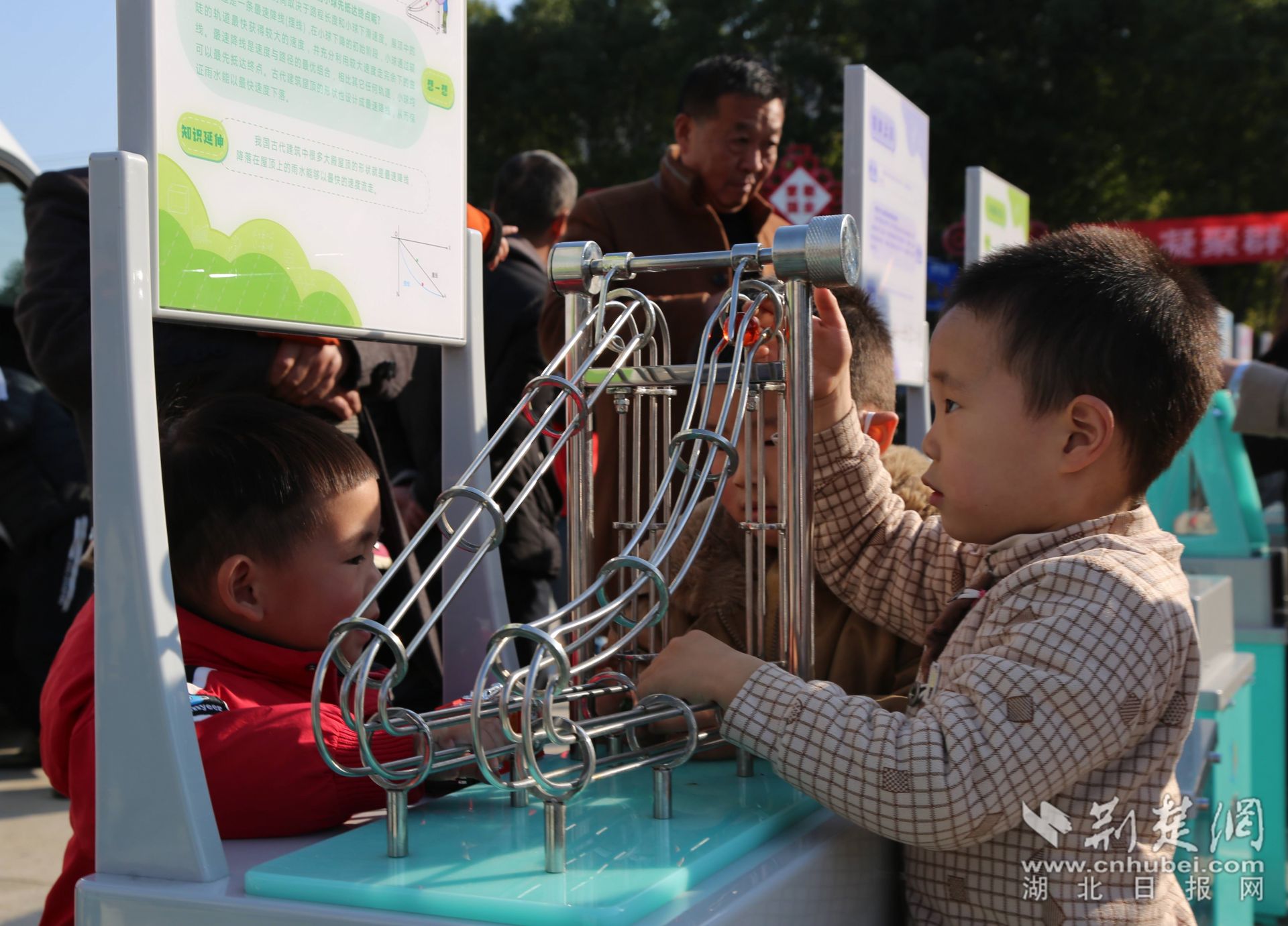 小朋友正在體驗(yàn)科普小實(shí)驗(yàn) 劉佳文攝.jpg.jpg