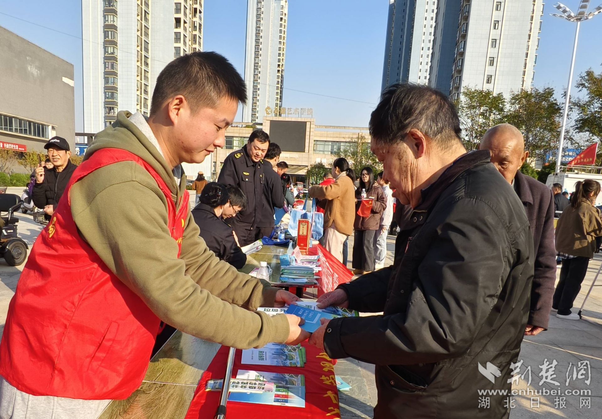 城管局志愿者向群眾分發(fā)垃圾分類宣傳手冊(cè) 李夢(mèng)婷攝 .jpg.jpg