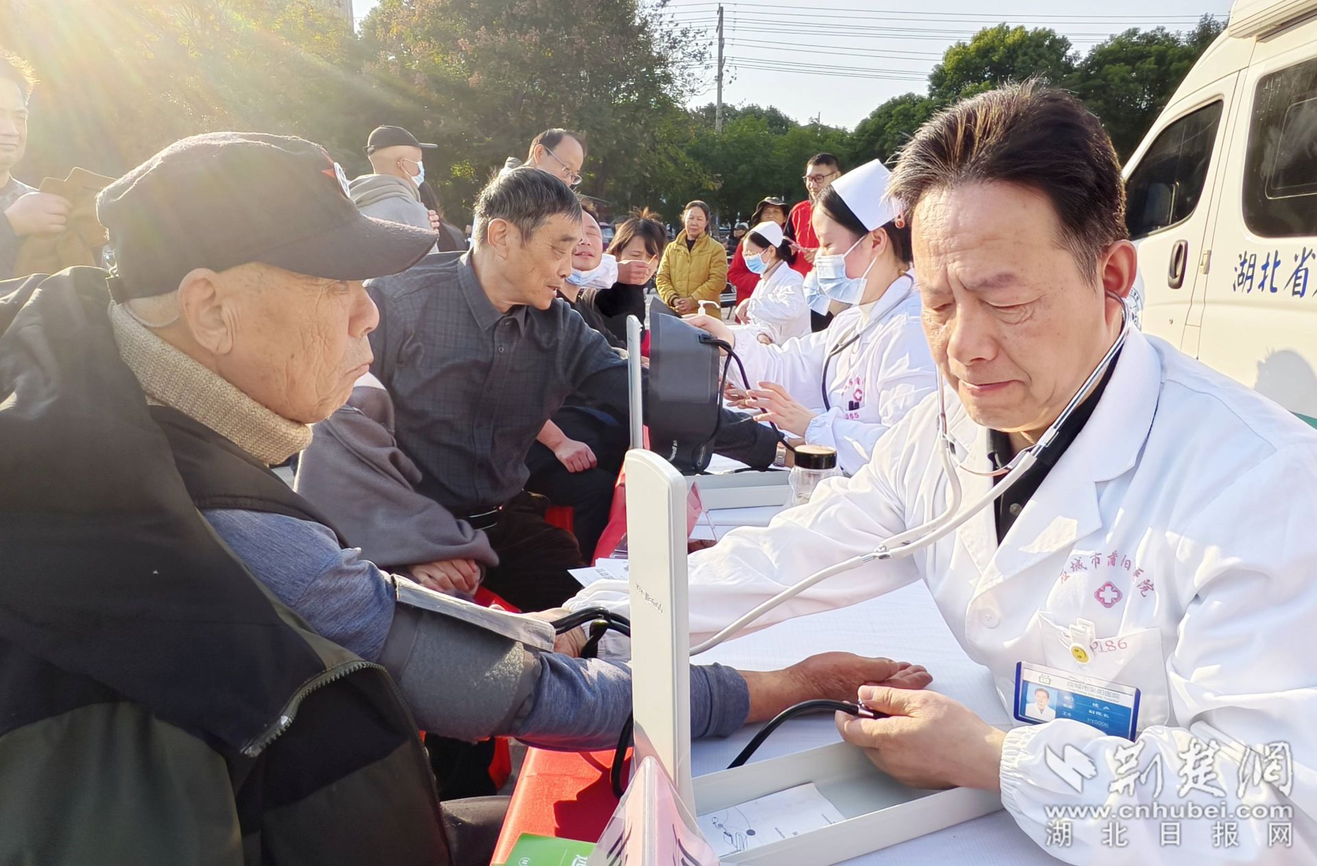 蒲陽醫(yī)院志愿服務(wù)隊(duì)幫助群眾測(cè)量血壓 李夢(mèng)婷攝.jpg.jpg