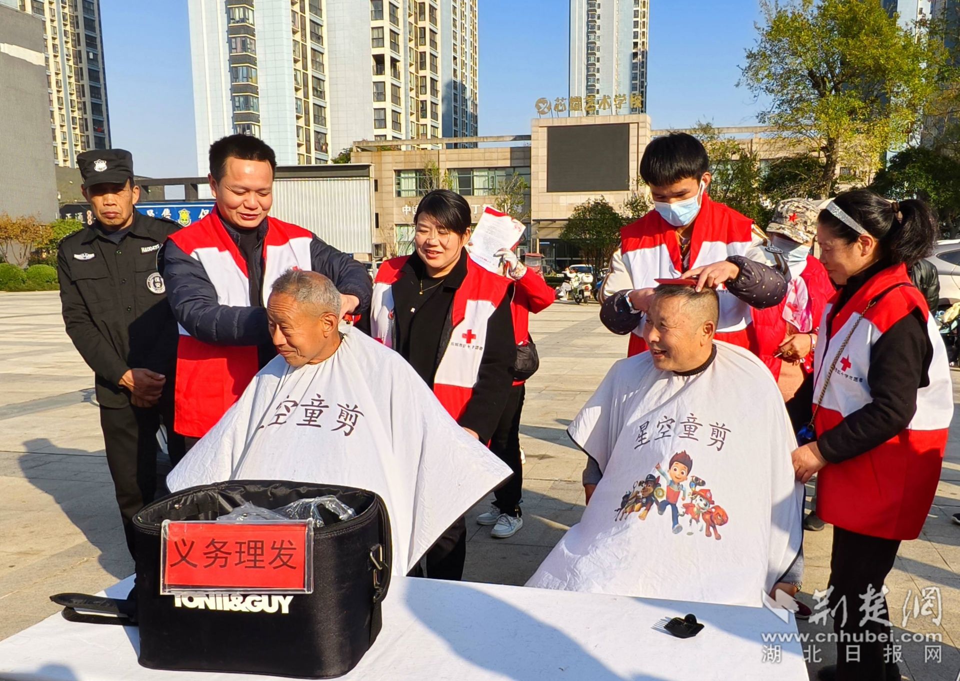 紅十字會(huì)志愿者開展義務(wù)理發(fā) 李夢(mèng)婷攝.jpg.jpg