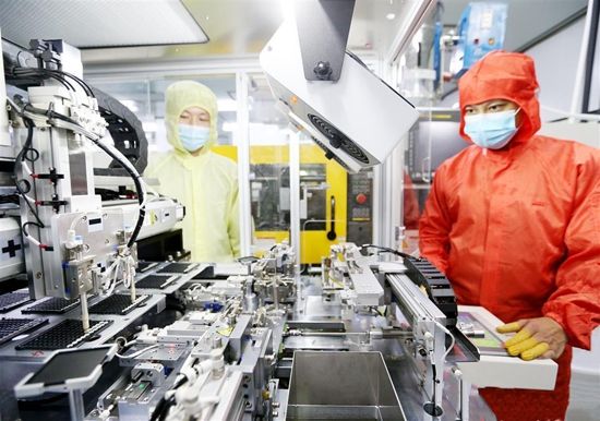湖北云泰時代光學(xué)儀器有限公司（黃梅）員工在智能無塵凈化車間生產(chǎn)高清鏡頭_副本.jpg.jpg