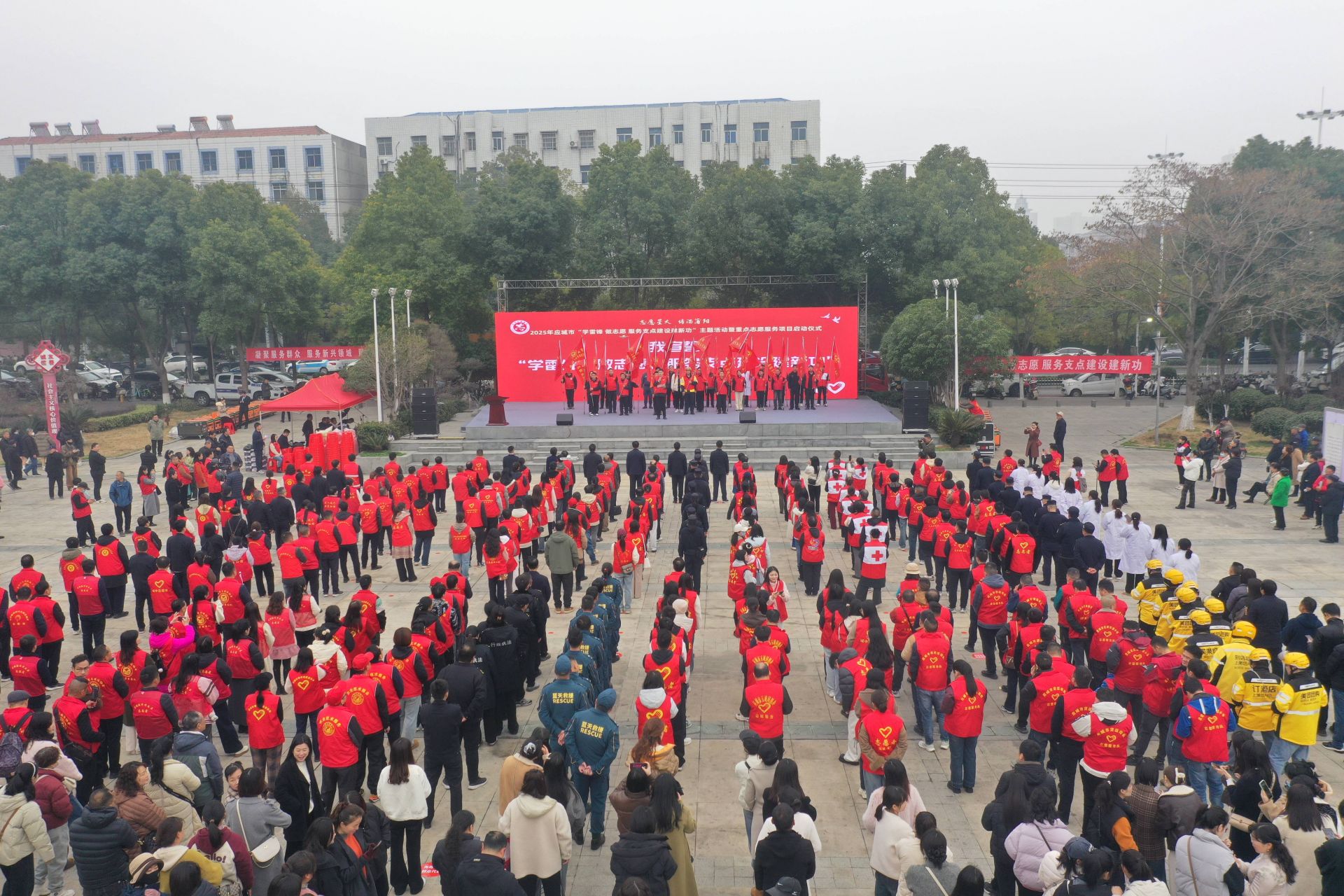 活動現(xiàn)場，還舉行了新就業(yè)志愿服務(wù)隊授旗儀式  孫縉攝.jpg.jpg