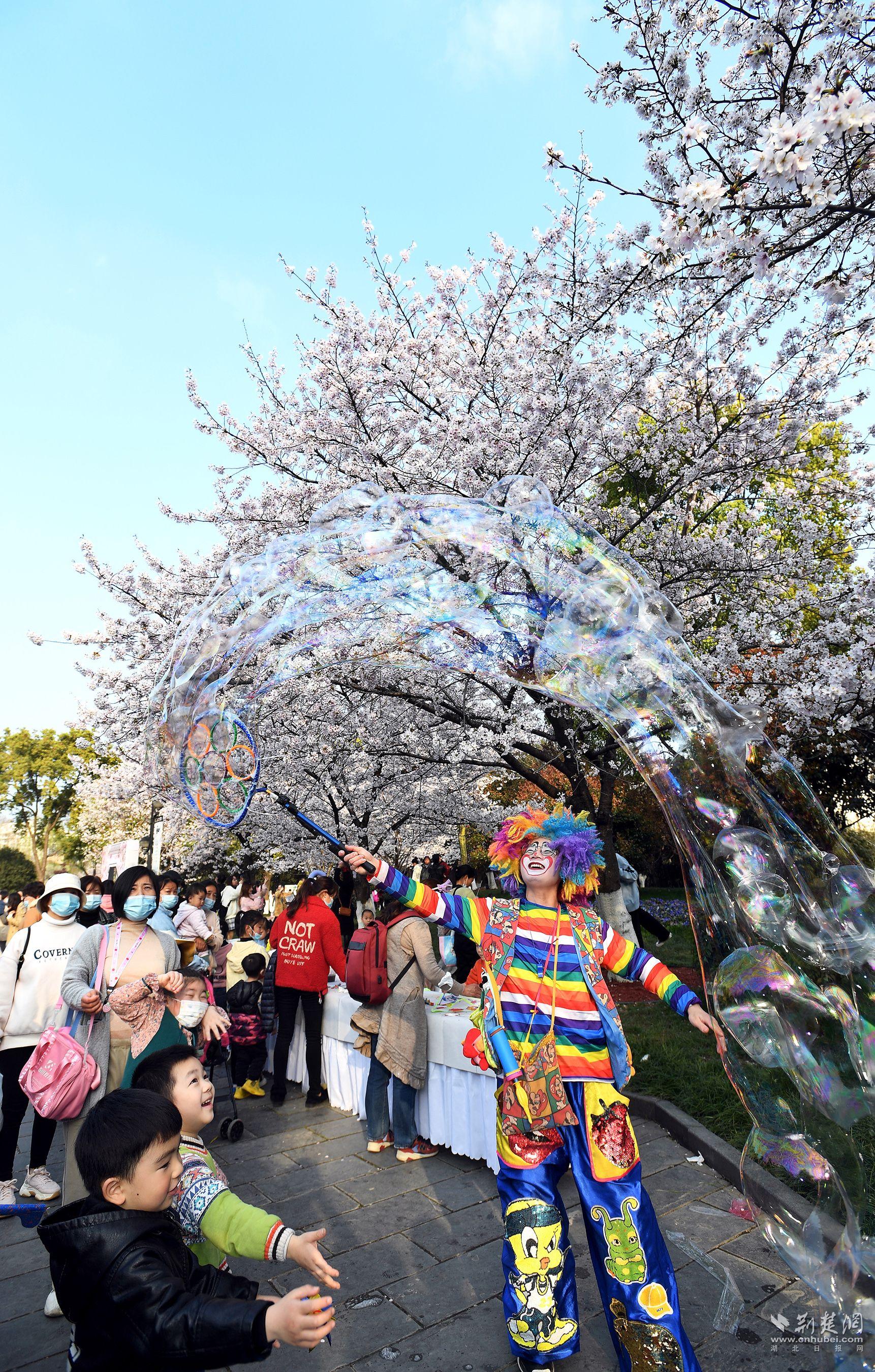 孩童和小丑在堤角公園櫻花樹(shù)下童趣玩耍.jpg.jpg