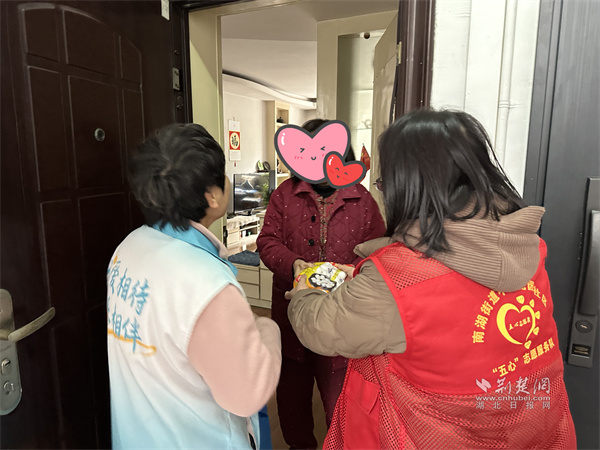 志愿小隊上門為轄區(qū)獨居、高齡老人送去湯圓.jpg