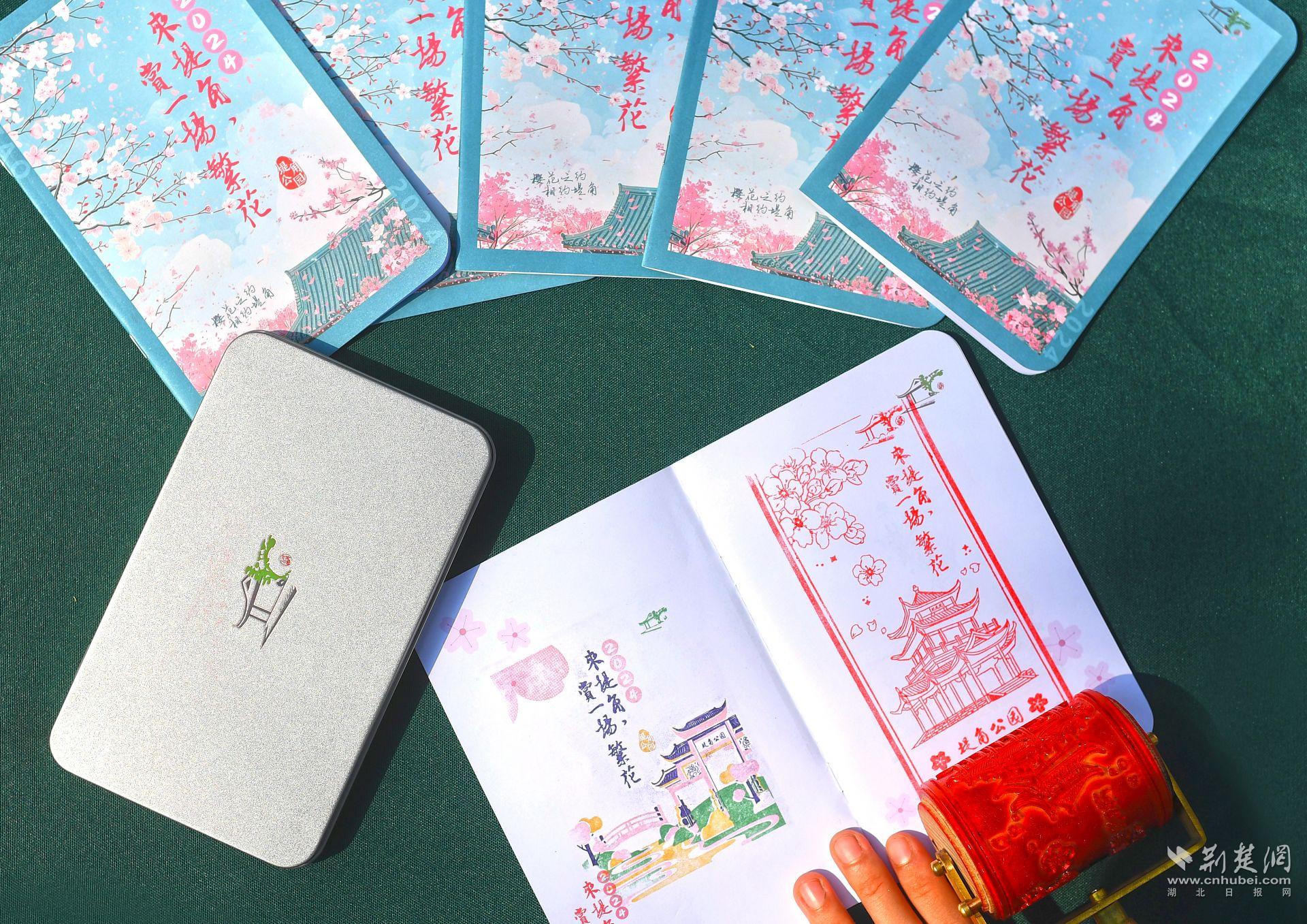 集章愛(ài)好者不可錯(cuò)過(guò)南門(mén)內(nèi)的5枚櫻花定制圖章，套色章、滾章、單色章一應(yīng)俱全，可一次性蓋齊這份獨(dú)特的“櫻花印記”.jpg.jpg