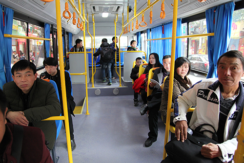 崇陽(yáng)老百姓坐上新能源純電動(dòng)公交車。.JPG